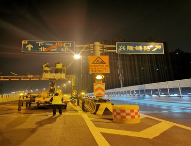 六安郑州市北三环彩虹桥交通标志牌安装现场